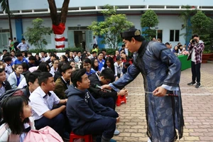 Học sinh nghe nói chuyện Tết trong ngày đưa ông Táo