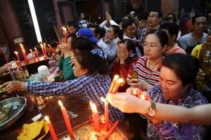 Biển người chen nhau cúng chư thiên ở chùa Ngọc Hoàng