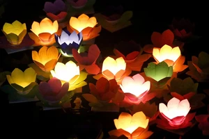 Hoa đăng rực sáng sông Sài Gòn đêm rằm tháng Giêng