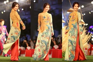 Diễm My 9X rạng rỡ trình diễn áo dài trên phố đi bộ