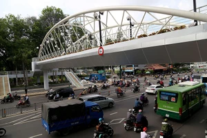 Cận cảnh cầu bộ hành hơn 11 tỉ đồng giữa lòng TP.HCM