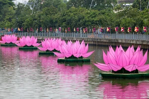 7 đóa sen khổng lồ 'mọc' trên kênh Nhiêu Lộc mừng Phật đản