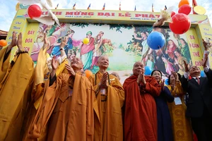 Hàng ngàn người mừng Phật đản tại Việt Nam Quốc Tự