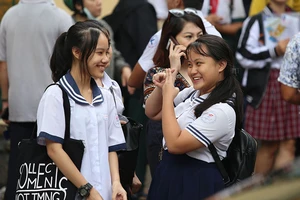 Học sinh rạng rỡ vượt qua môn thi đầu tiên vào lớp 10