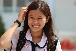 Thí sinh rạng rỡ sau khi thi xong môn văn 