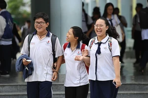 Nữ sinh tươi tắn sau giờ thi tổ hợp Khoa học tự nhiên