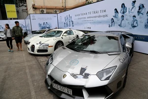 Dàn siêu xe trăm tỉ của ông chủ Trung Nguyên đổ bộ TP.HCM 