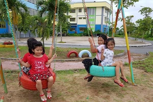Cận cảnh sân chơi từ rác tái chế cho trẻ em ngoại thành