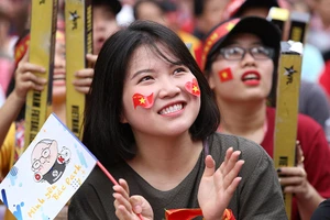 Ngắm những bóng hồng xinh đẹp tiếp lửa cho Olympic Việt Nam