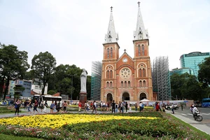 Công viên trước nhà thờ Đức Bà thay áo mới