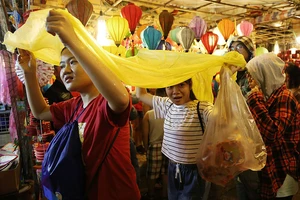 Cận cảnh hàng trăm người đội mưa chụp hình ở phố lồng đèn