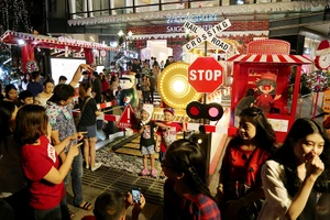Người Sài Gòn rộn rã xuống phố đón Noel sớm