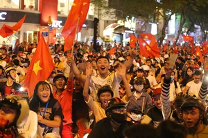 TP.HCM: Biển người xuống đường ăn mừng sau chiến thắng