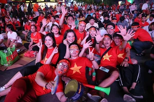 Hàng ngàn người đổ về phố đi bộ cổ vũ đội tuyển VN