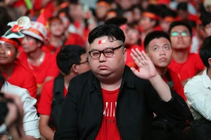 'Bản sao Kim Jong Un' xuất hiện ở phố đi bộ cổ vũ đội tuyển VN