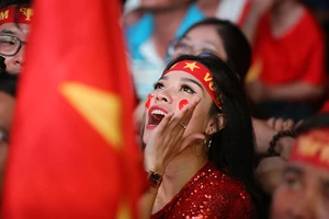 Bóng hồng cháy hết mình cổ vũ tuyển VN trên phố Nguyễn Huệ