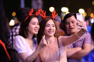 Hàng ngàn người đổ về trung tâm TP.HCM đón Giáng sinh