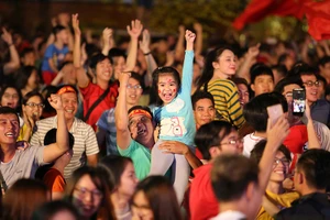 Cổ động viên ăn mừng tuyển Việt Nam vào tứ kết Asian Cup