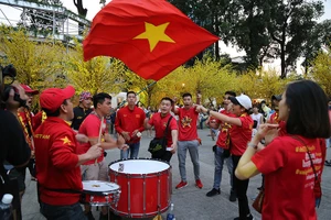 Người hâm mộ phủ kín Nhà văn hóa Thanh Niên cổ vũ tuyển VN