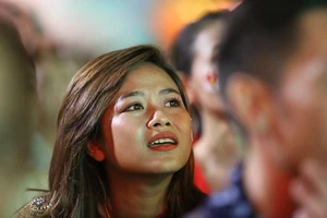 CĐV rơi nước mắt tiếc nuối tuyển Việt Nam rời Asian Cup
