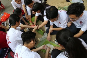 Học sinh Trưng Vương gói bánh chưng tặng trẻ em mồ côi