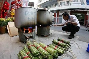 'Tối 30 đứa nào thức phụ má nấu bánh tét nè' 