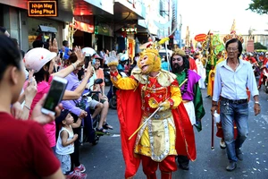 'Thầy trò Đường Tăng' náo động Tết Nguyên tiêu ở TP.HCM