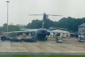 C-17 đưa xe 'Quái thú' của ông Trump đến Hà Nội