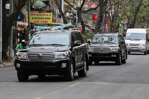 Đoàn xe chở nhân viên an ninh Triều Tiên về khách sạn Melia HN