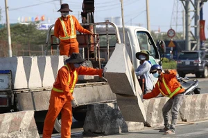 Phơi mình làm việc dưới cái nắng rát da ở Sài Gòn