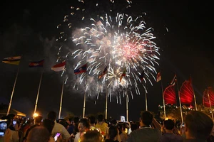 Pháo hoa rợp trời TP.HCM đêm 30-4