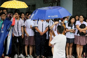 Xúc động cảnh bố mẹ dầm mưa đón con sau giờ thi ở Sài Gòn