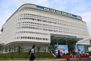 Nhà văn hóa được thiết kế theo hình lục giác, gồm khu nhà bảy tầng (một trệt, năm lầu, một sân thượng) với tổng diện tích xây dựng khoảng 30.000 m2.