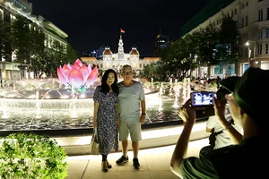 Thỏa thích check-in với đài sen phun nước trên phố Nguyễn Huệ