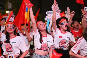 Người hâm mộ ăn mừng 'mưa bàn thắng' của U-22 Việt Nam