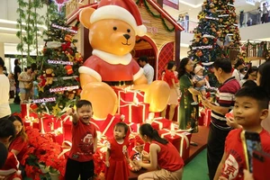 Dân Sài Gòn đổ về trung tâm vui đón Noel sớm