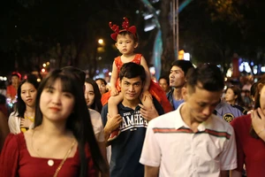 Hàng ngàn người đổ về trung tâm TP.HCM đón Giáng sinh