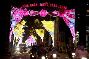 Đường phố Sài Gòn rực rỡ đón năm mới 2020