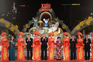 Người dân tham quan đường hoa Nguyễn Huệ xuân Canh Tý 2020