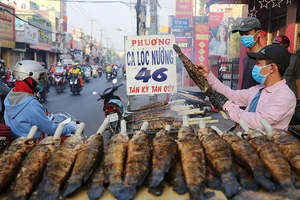 Nướng hơn 2.000 con cá lóc bán ngày vía Thần Tài ở Sài Gòn