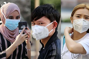 Sợ nhiễm Corona, du khách bịt kín mít khi tham quan TP.HCM