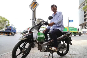 Ấm lòng chuyện ông xích lô bị CSGT bắt rồi được... tặng tiền