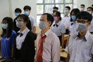 Lễ chào cờ đặc biệt của học sinh TP.HCM mùa dịch COVID-19