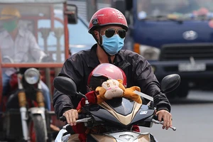 Người dân vật vã dưới trời nóng như đổ lửa ở Sài Gòn