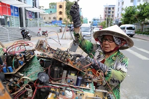 Nghề đập tivi có một không hai ở Sài Gòn