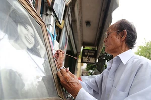 Hoạ sĩ già kiếm tiền triệu mỗi ngày trên vỉa hè Sài Gòn