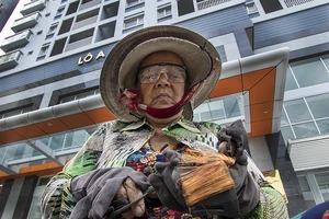 Chùm ảnh: Người phụ nữ gắn bó với nghề... đập tivi