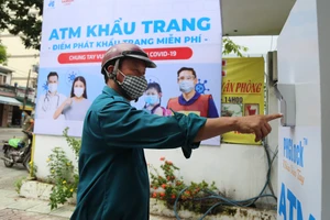 Sài Gòn có thêm “ATM khẩu trang” 