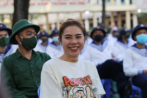 Nữ tân binh TP.HCM cười tươi khi lên đường nhập ngũ