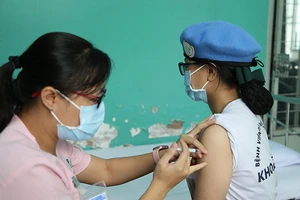Những bóng hồng mũ nồi xanh được tiêm vaccine COVID-19